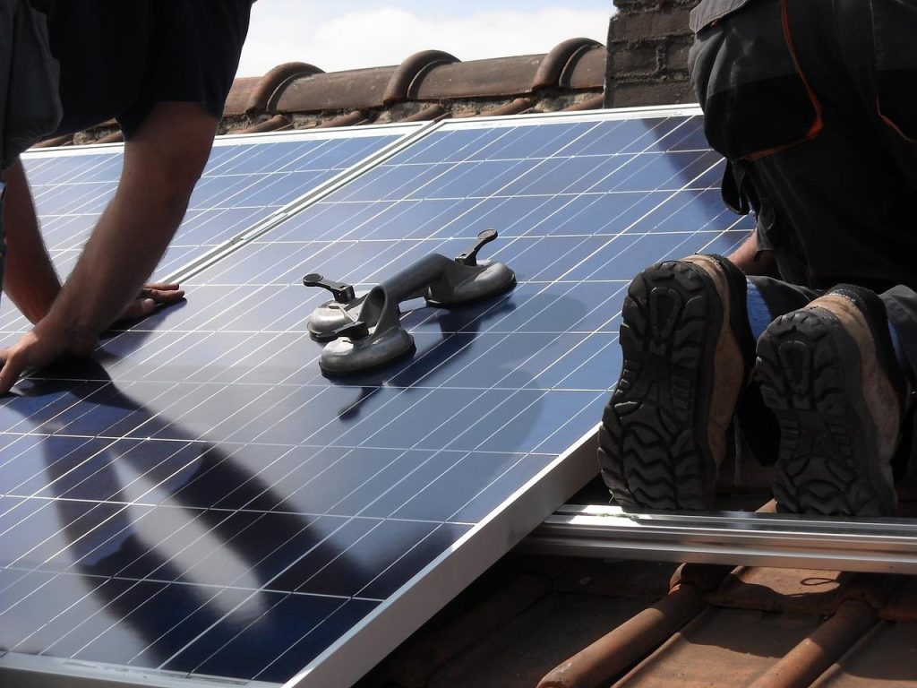 Schema van zonnepanelen met omvormer voor conversie van DC naar AC wisselstroom