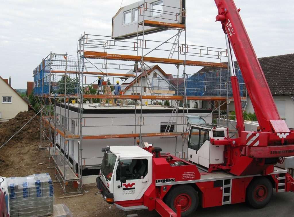 Stucadoor voert essentiële stappen uit voor perfect stucwerk met aandacht voor voorbereiding en afwerking