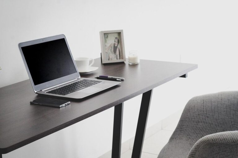 Home Moderne werkomgeving met flexibele werkplekken die groei en succes bevorderen door hybride werken en technologische integrati