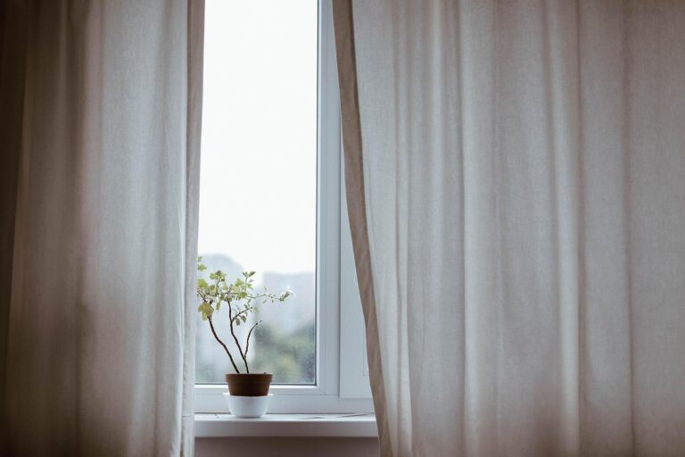 Home Moderne houten jaloezieën in warme houttint die elegantie en privacy bieden in een woonkamer interieur
